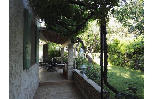 Meyrargues House | Welcoming Provencal House with Private Pool & Family Amenities
