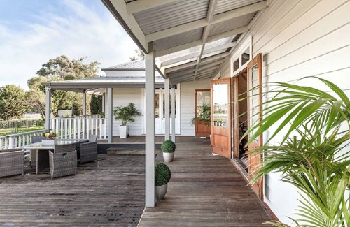 Bass House | Inviting Qlder Style Home Near Beaches & Family Amenities
