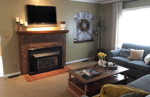 Homecroft House | Cozy 2 Bed Bungalow with Hot Tub Near Downtown Indy