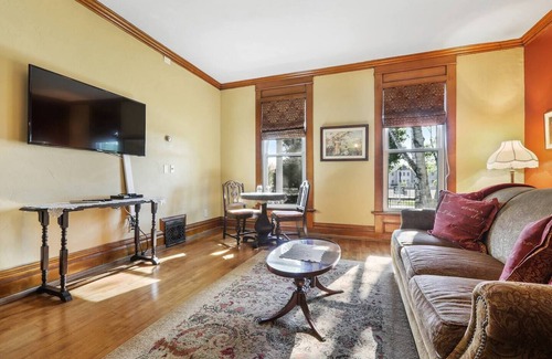 Sturgeon Bay Hotel | Elegant Queen Suite with Jet Tub in Downtown Getaway