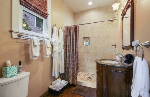 Sturgeon Bay Hotel | Elegant Queen Suite with Jet Tub in Downtown Getaway