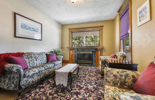 Sturgeon Bay Hotel | Elegant Queen Suite with Jet Tub in Downtown Getaway
