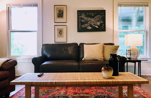 Neartown House | Serene Apartment in the Heart of Montrose - Rated 10/10