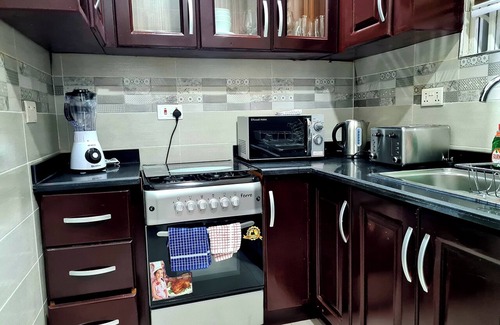 Accra Apartment | Cozy Retreat Near Highway with Breakfast and Family Amenities