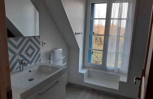 Riantec House | Renovated Coastal Retreat with Kitchen & Breakfast Included