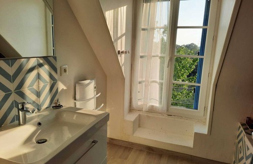 Riantec House | Renovated Coastal Retreat with Kitchen & Breakfast Included