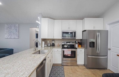 Riverside House | Charming Ranch 3BR W/Hot Tub and Ping Pong Tablenn