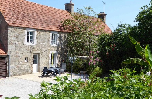 Gatteville-le-Phare Cottage | Charming renovated stable 2BR, terrace, pets OK