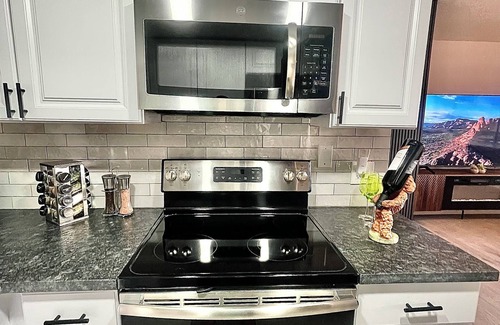 Oak Creek Condo | Charming Red Rock Poolside Condo with WiFi, AC in superb Sedona