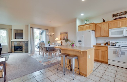 Redmond House | Stunning Redmond Townhome with Pool & Spa Amenities