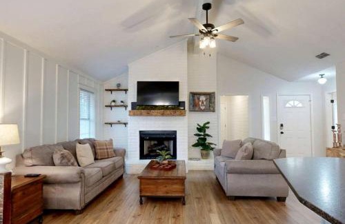 Wood Forest House | Charming Remodeled Home with Modern Comforts Near TAMU & Downtown in Bryan, Texas