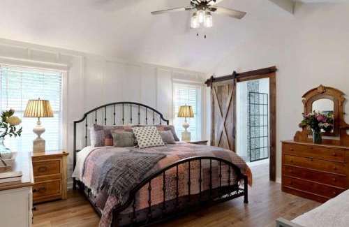 Wood Forest House | Charming Remodeled Home with Modern Comforts Near TAMU & Downtown in Bryan, Texas