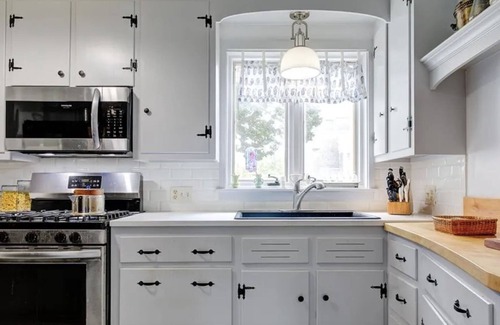 Bristol House | Renovated Carriage House with Ocean View & Spa in Bristol