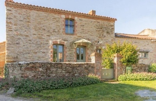 Rouans Cottage | Gite Rouans: Family-Friendly Retreat with Spa & Breakfast