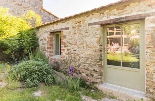 Rouans Cottage | Gite Rouans: Family-Friendly Retreat with Spa & Breakfast