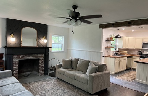 Pryor House | Cozy Renovated Cottage with Ocean View & Breakfast Included