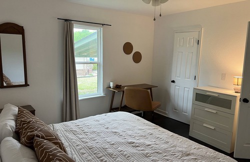 Pryor House | Cozy Renovated Cottage with Ocean View & Breakfast Included