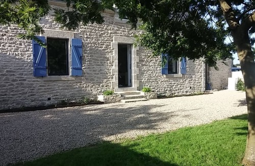 Locmariaquer House | Tranquil Beachside Retreat with Pool and Large Garden