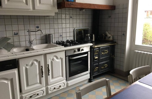 Dhuizon Cottage | Beautiful Gite Dhuizon: Family-Friendly with Spa & Kitchen
