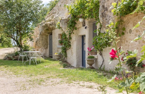 Noizay Cottage | Exceptional Troglodyte Residence with Pool & Spa Amenities