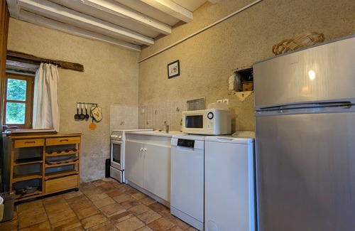 Ruffec Cottage | Gite Bélâbre: Ideal Getaway with Spa and Pet-Friendly Perks