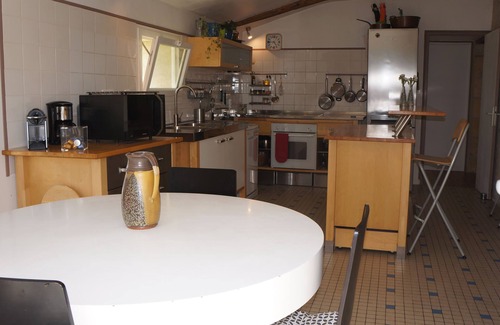 Pomport House | Idyllic Domus Vinea: Lake View, Breakfast & Family-Friendly