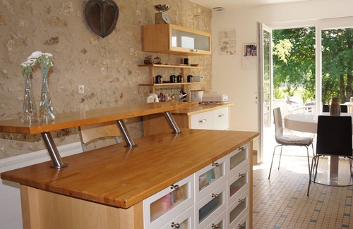Pomport House | Idyllic Domus Vinea: Lake View, Breakfast & Family-Friendly