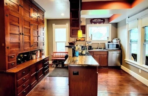 Fort Atkinson House | Exceptional 1891 House with Breakfast & Family-Friendly Amenities