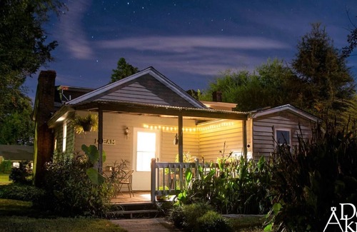 Como House | Delightful Victorian Farmhouse with Pet-Friendly Amenities
