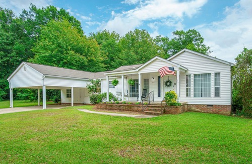 Hattiesburg House | Cozy Retreat with Hot Tub Near Downtown and Southern Miss