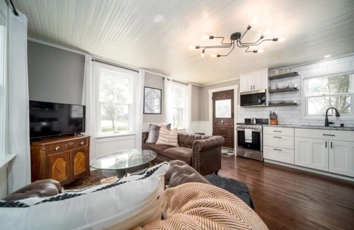 Pella House | Historic Cottage Getaway - The Rock House with Kitchen