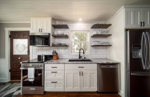 Pella House | Historic Cottage Getaway - The Rock House with Kitchen