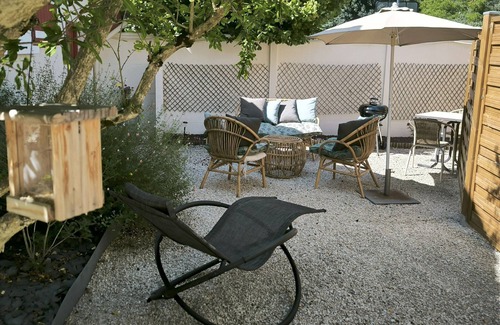 Montargis Cottage | Cozy Gite Montargis: Serene Lake View & Spa Retreat