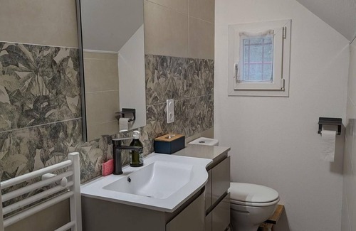 Montargis Cottage | Cozy Gite Montargis: Serene Lake View & Spa Retreat