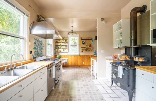 Broadway Hotel | Historic Inn Room with Kitchen and Convenient Parking