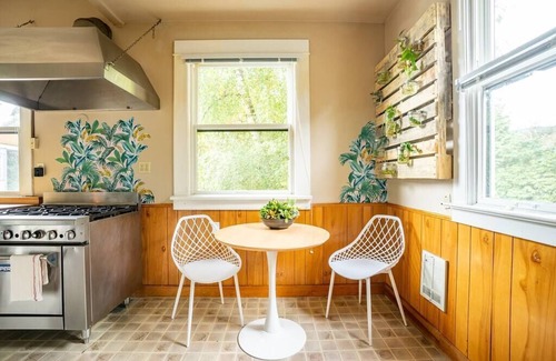 Broadway Hotel | Historic Inn Room with Kitchen and Convenient Parking