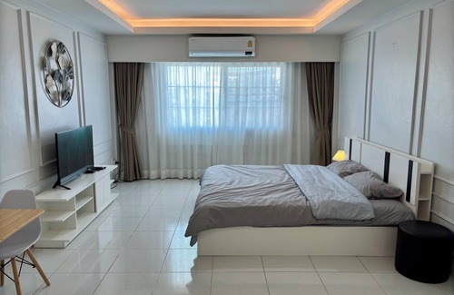 Chiang Mai House | Charming Room in a townhome in the lovely Tambon Pa Daet with AC, WiFi