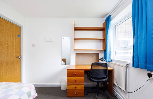 Bramcote Apartment | Charming Room Near Highfields Park