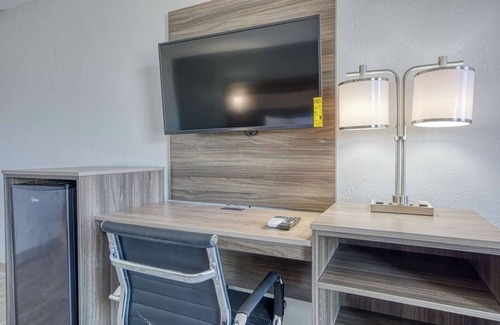 Revelo Hotel | Charming Room w/Free Breakfast, Outdoor Pool, Close to Stearns Historic Sites