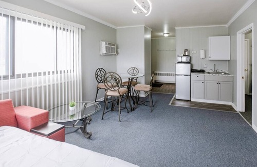 Riverview Apartment | Charming Room w/Private Bath & Wi-fi in Brownstown!