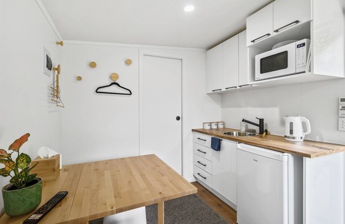 Springfield Cabin | Charming Rotorua Cabin Relaxation Amidst Stunning Landscapes!