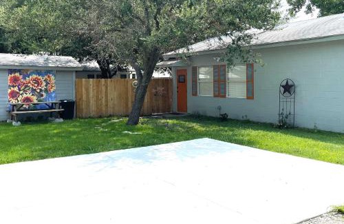 Rowlett House | Cozy Rowlett Guest Cottage Steps from Downtown