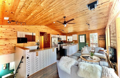 Bailey House | Welcoming Rural Retreat: Ideal for Work, Play & Family Fun
