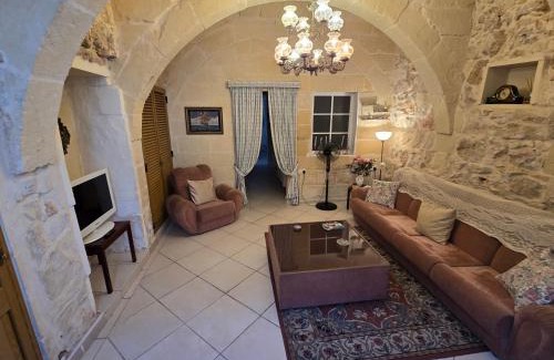 Ggantija Apartment | Rustic Getaway in Xaghra, Gozo - Pet & Child Friendly
