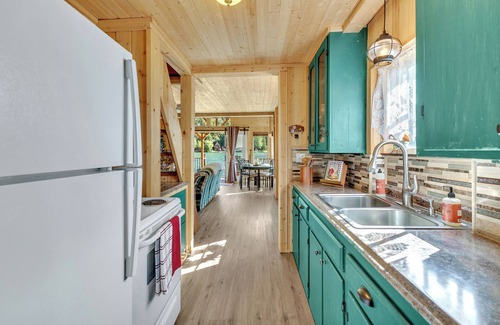 Eatonville Cabin | Charming & Rustic Lakeside Cabin: Firepit, Kayaks, Paddleboards & Large Deck