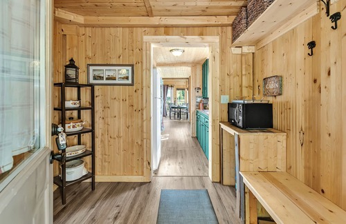 Eatonville Cabin | Charming & Rustic Lakeside Cabin: Firepit, Kayaks, Paddleboards & Large Deck