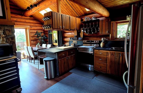 Fairbanks Cabin | Charming Rustic Log Cabin with Loft – Hillside Escape Near Downtown Fairbanks