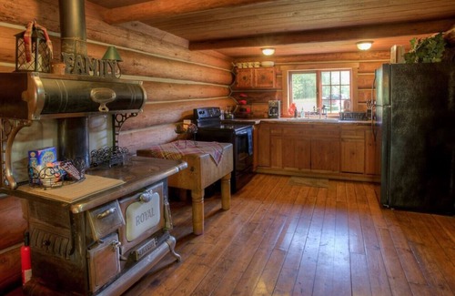 Raymond Cabin | Rustic Log Home by South Fork River with Hot Tub & Spa