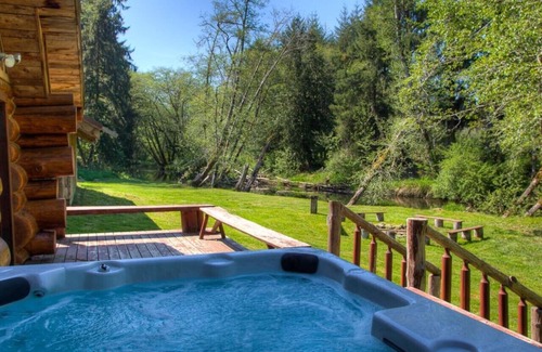 Raymond Cabin | Rustic Log Home by South Fork River with Hot Tub & Spa