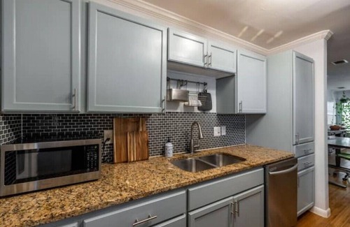 Galindo House | Charming S. ATX Oasis w/Yard, Fire Pit, Parkingnn